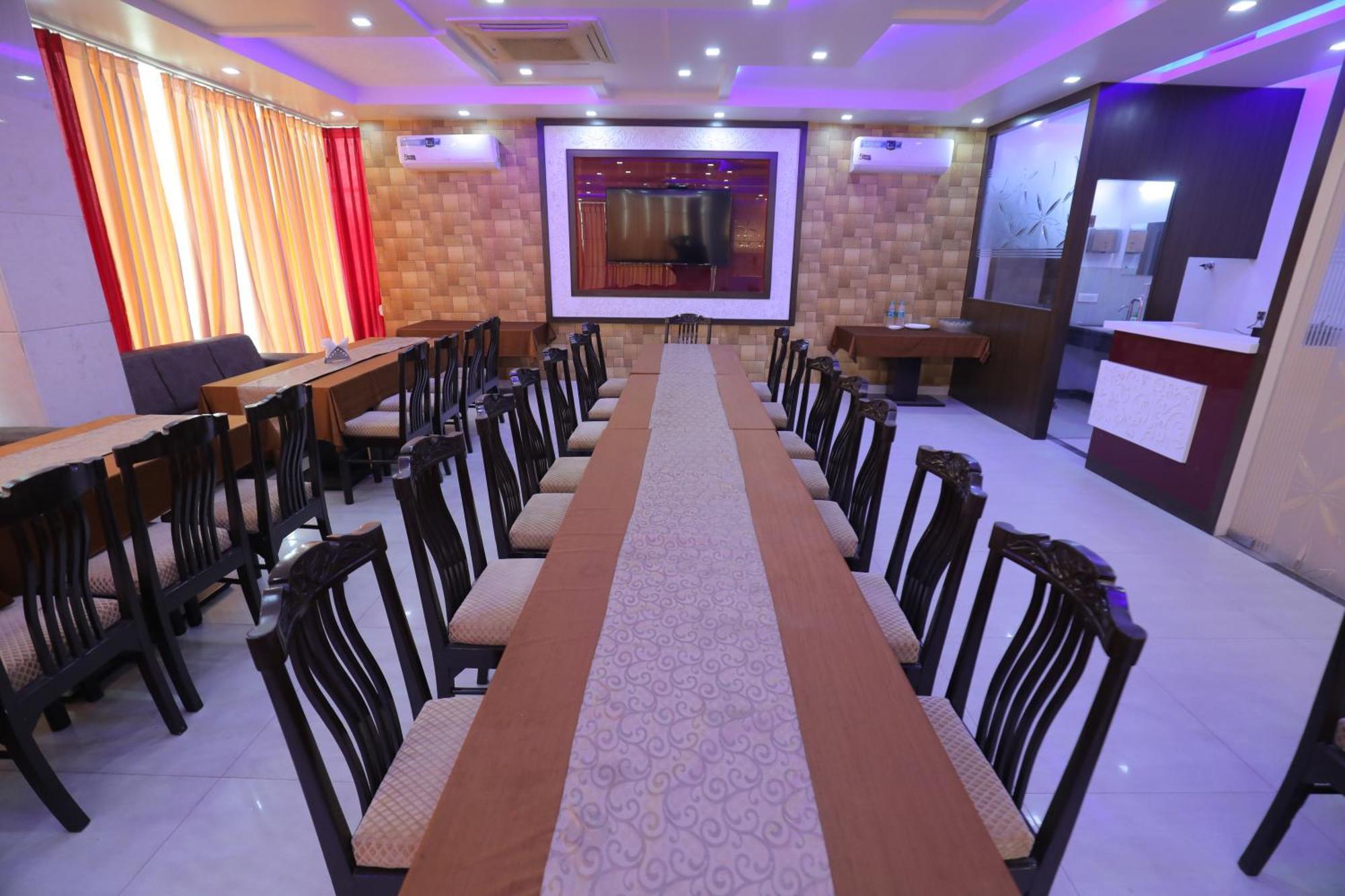 Hotel Red Carpet Tajganj Экстерьер фото