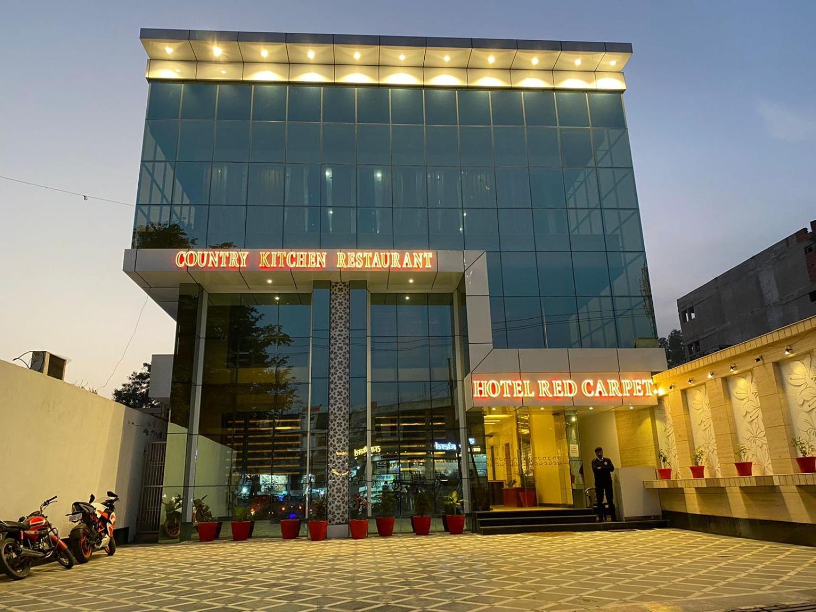 Hotel Red Carpet Tajganj Экстерьер фото