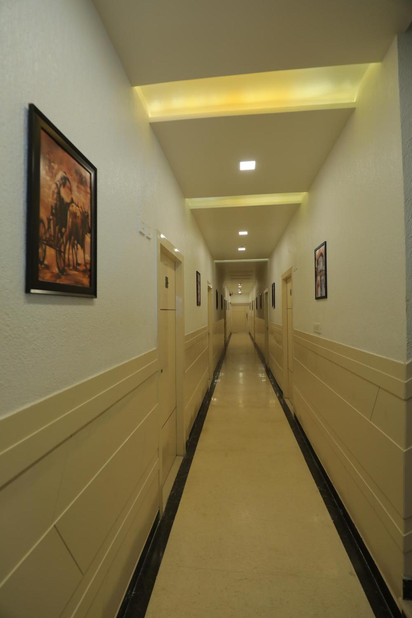 Hotel Red Carpet Tajganj Экстерьер фото